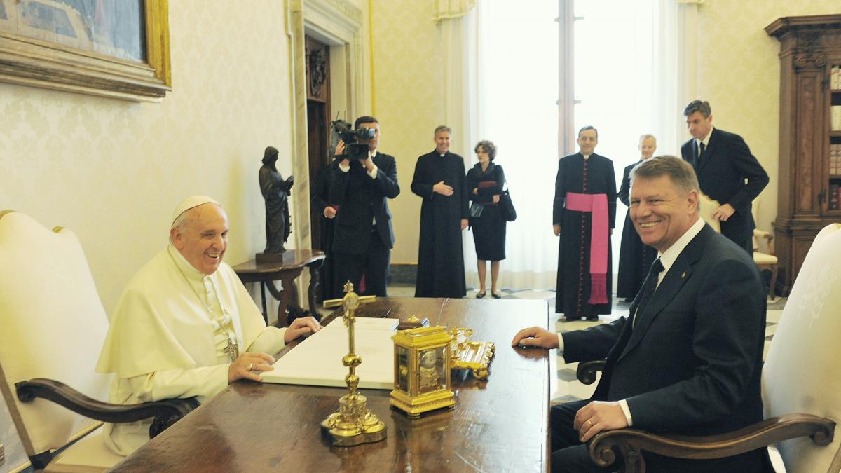 iohannis Papa Francisc.jpg