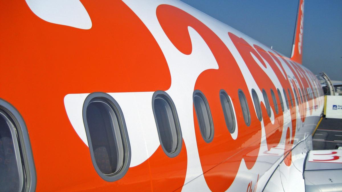 EasyJet_A319_titles.jpg