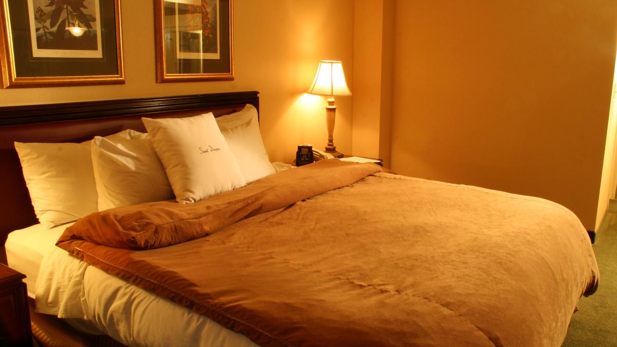 Hotel-suite-bedroom.jpg