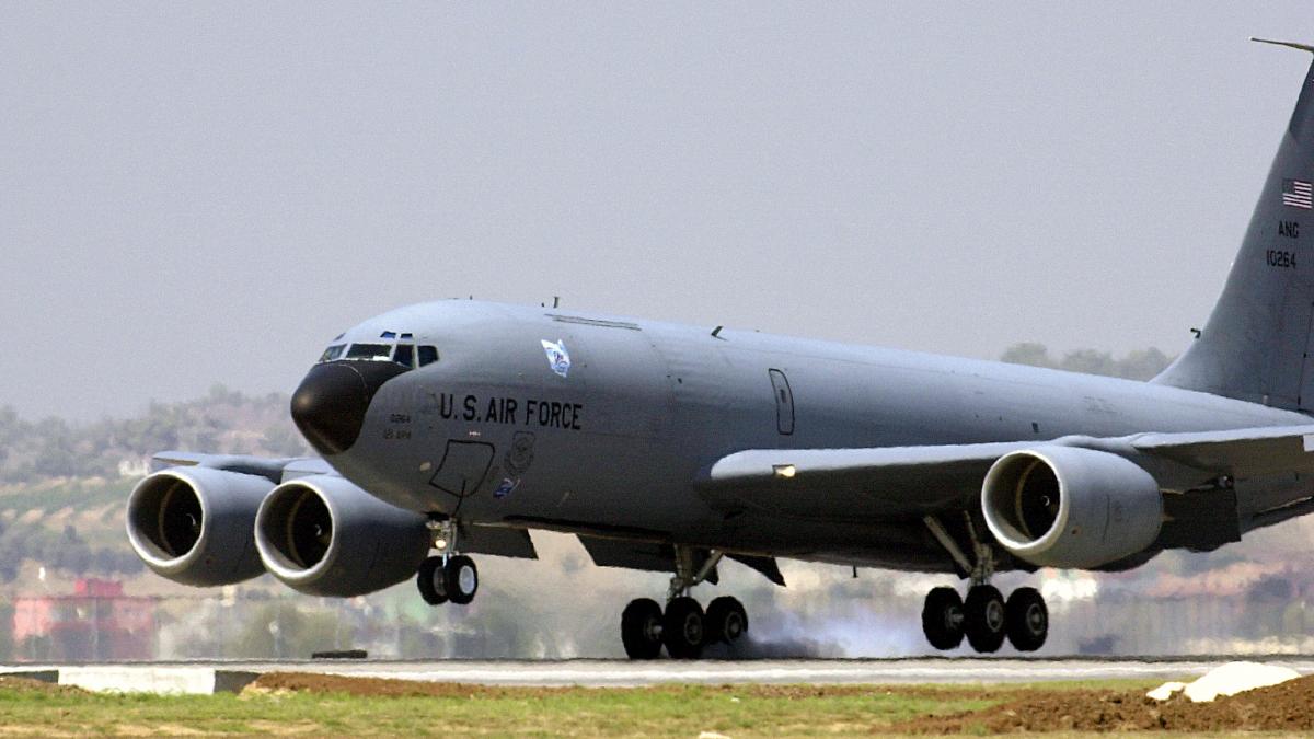 KC-135R_Stratotanker_from_the_121st_Air_Refueling_Wing_at_Incirlik,_Turkey.jpg