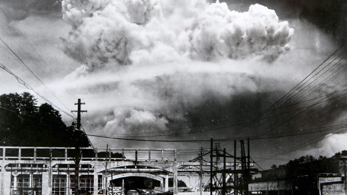 Atomic_cloud_over_Nagasaki_from_Koyagi-jima.jpeg