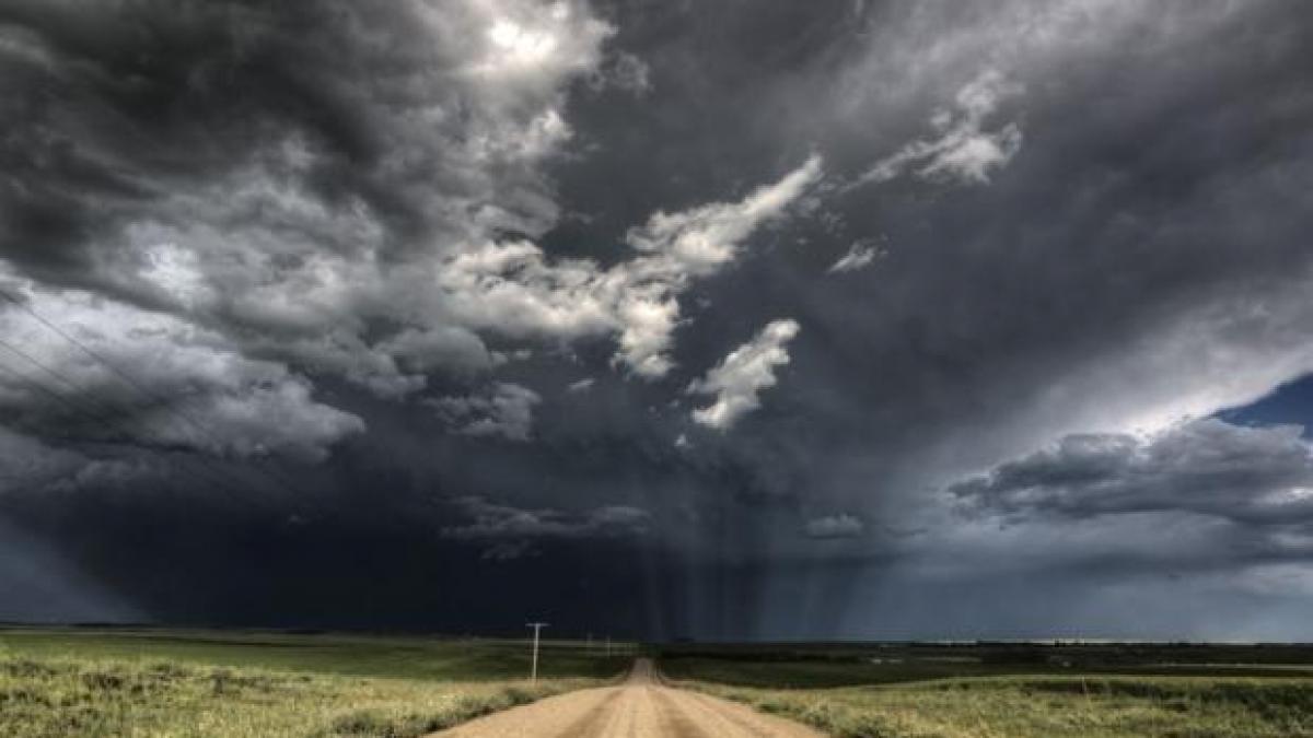 storm_clouds_over_american_road.jpg