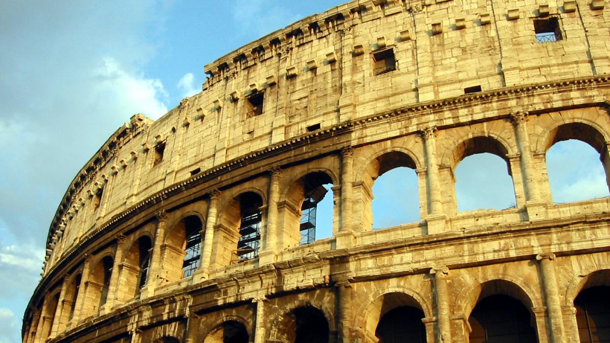 Roman_Colosseum_With_Moon.jpg