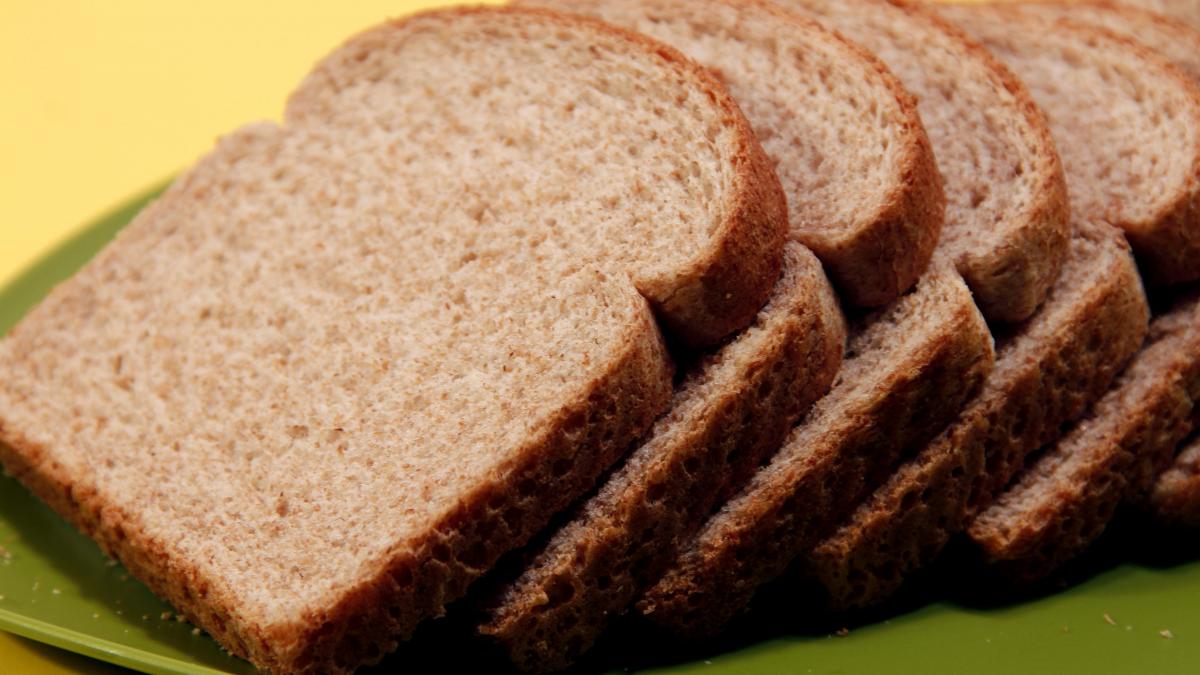 several-slices-of-whole-wheat-bread-that-had-been-set-atop-a-green-plate.jpg