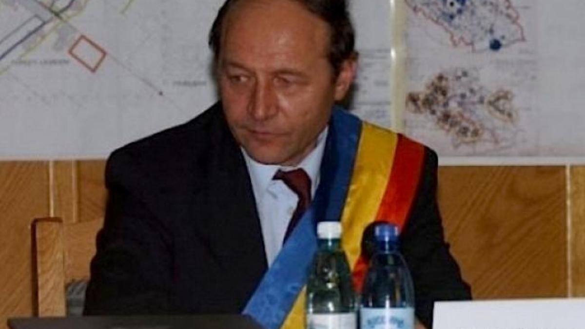 Traian Basescu primar sticle.JPG