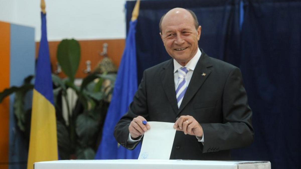 Traian Basescu voteaza.jpg