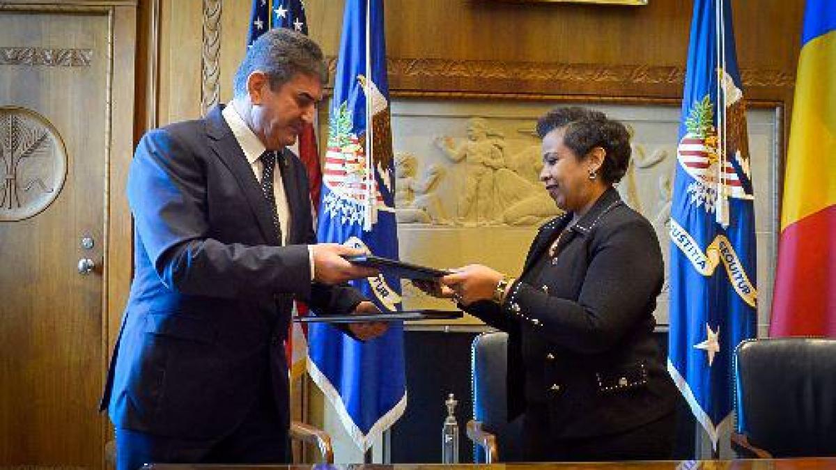 image-2015-10-6-20477460-41-gabriel-oprea-intalnit-procurorul-general-sua-loretta-lynch.jpg