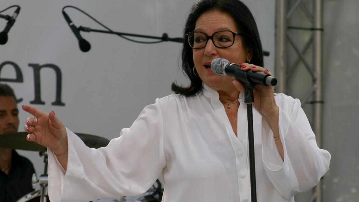 Nana_Mouskouri_2012_02.jpg