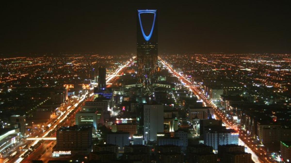 Kingdom_Tower_at_night.JPG