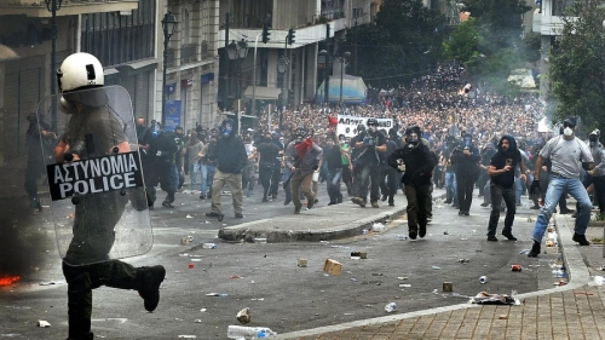 greek-austerity-riots-51.jpg