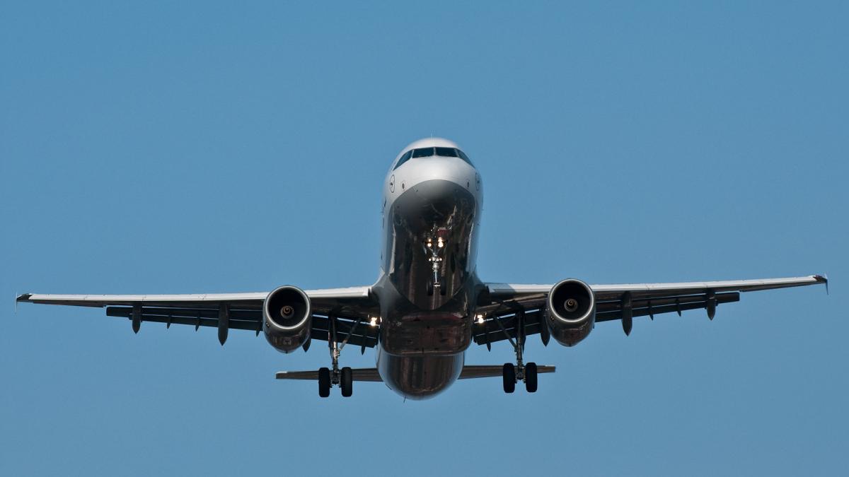 Lufthansa_Airbus_A320_front-on_view.jpg