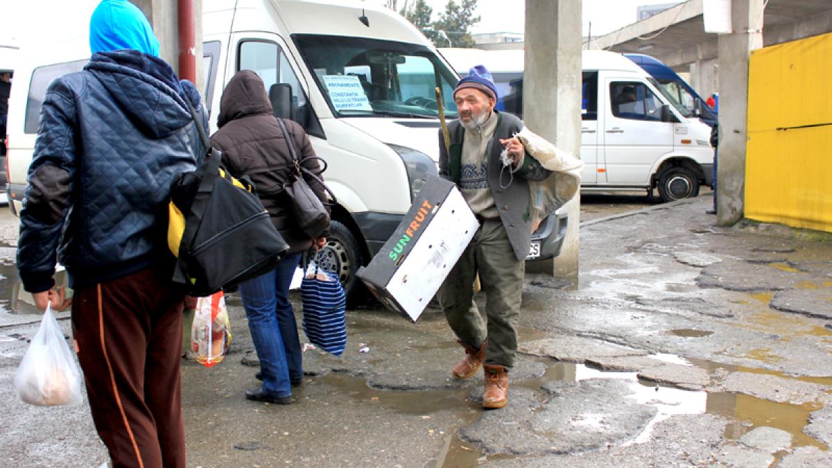 oameni autogara.jpg