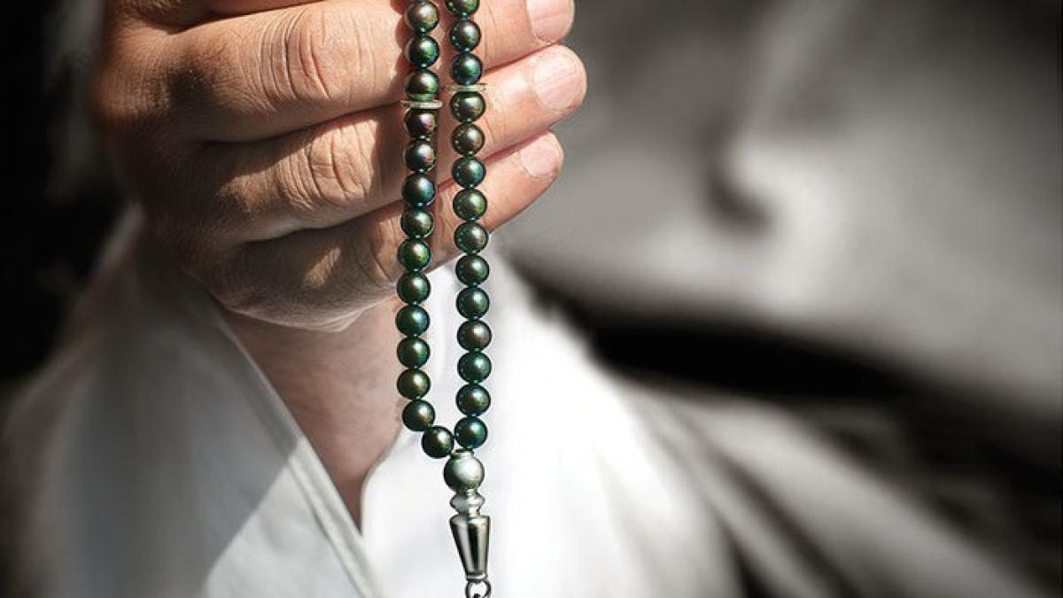 Islam-Prayer-Beads-Hand.jpg