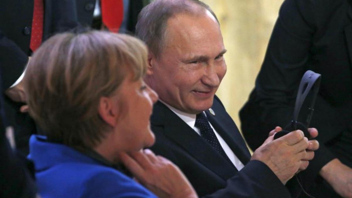 Putin Merkel veseli.jpg