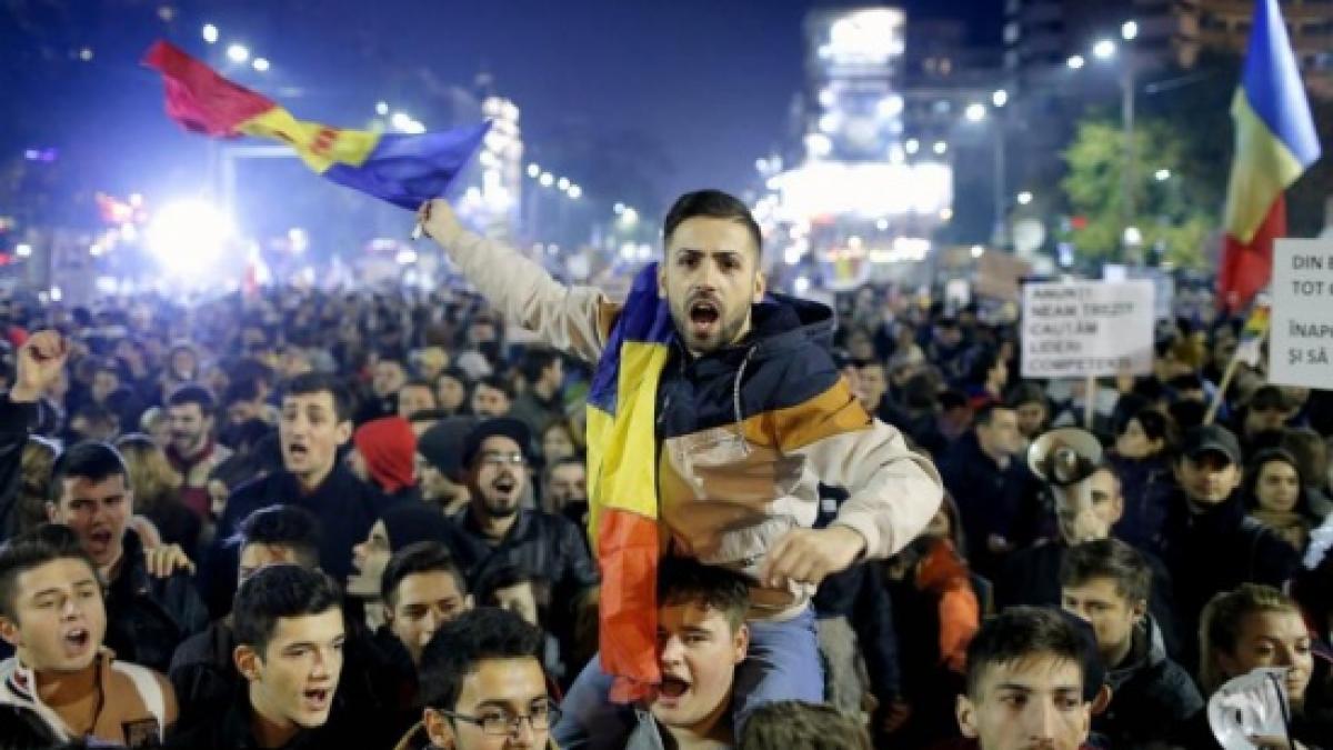 live-a-patra-seara-de-proteste-in-piata-universitatii-din-bucuresti-340700.jpg