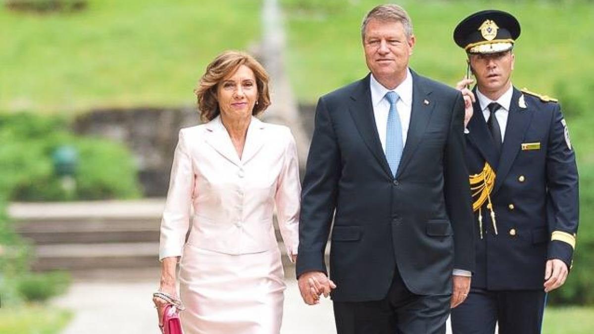 Klaus Iohannis petrece sărbătorile de iarnă departe de casă. Unde își duce soția de Crăciun