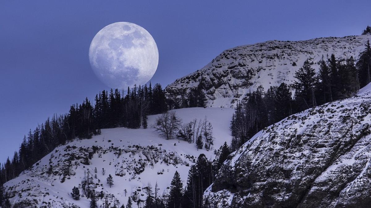 full moon cold pixa.jpg