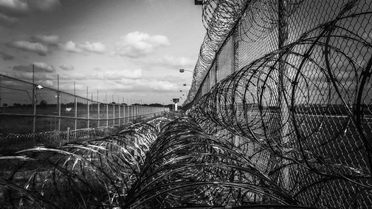 prison-fence-219264_960_720.jpg