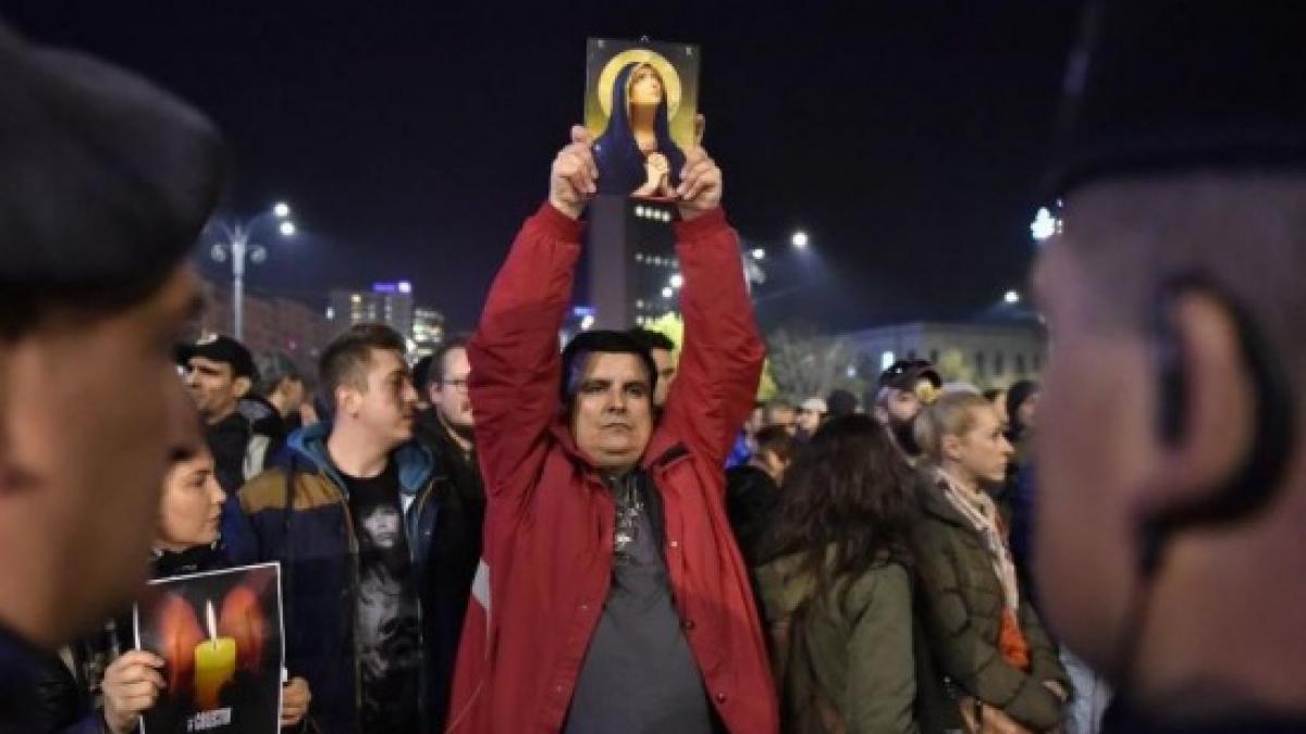 mii-de-protestatari-au-tinut-un-moment-de-reculegere-in-fata-bisericii-kretzulescu-din-capitala-339919.jpg