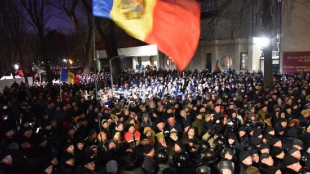 proteste chisinau steag.jpg