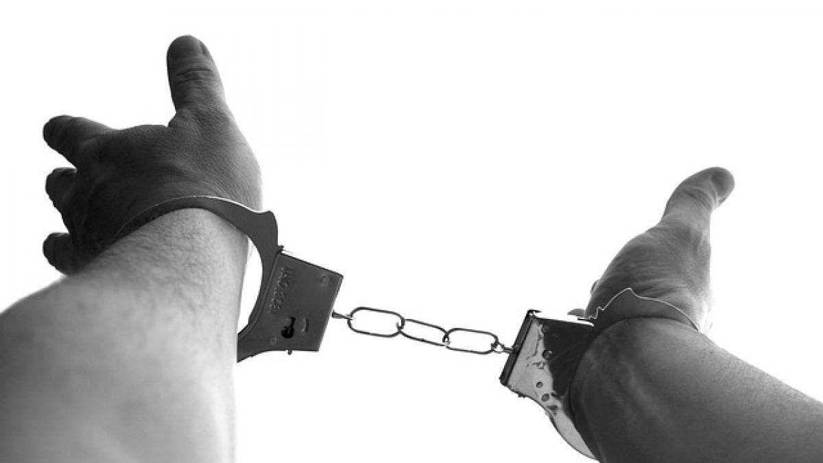 handcuffs-921290_640.jpg