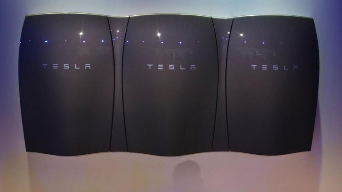 Bateria care iti alimenteaza casa Tesla-Powerwall-Black.jpg