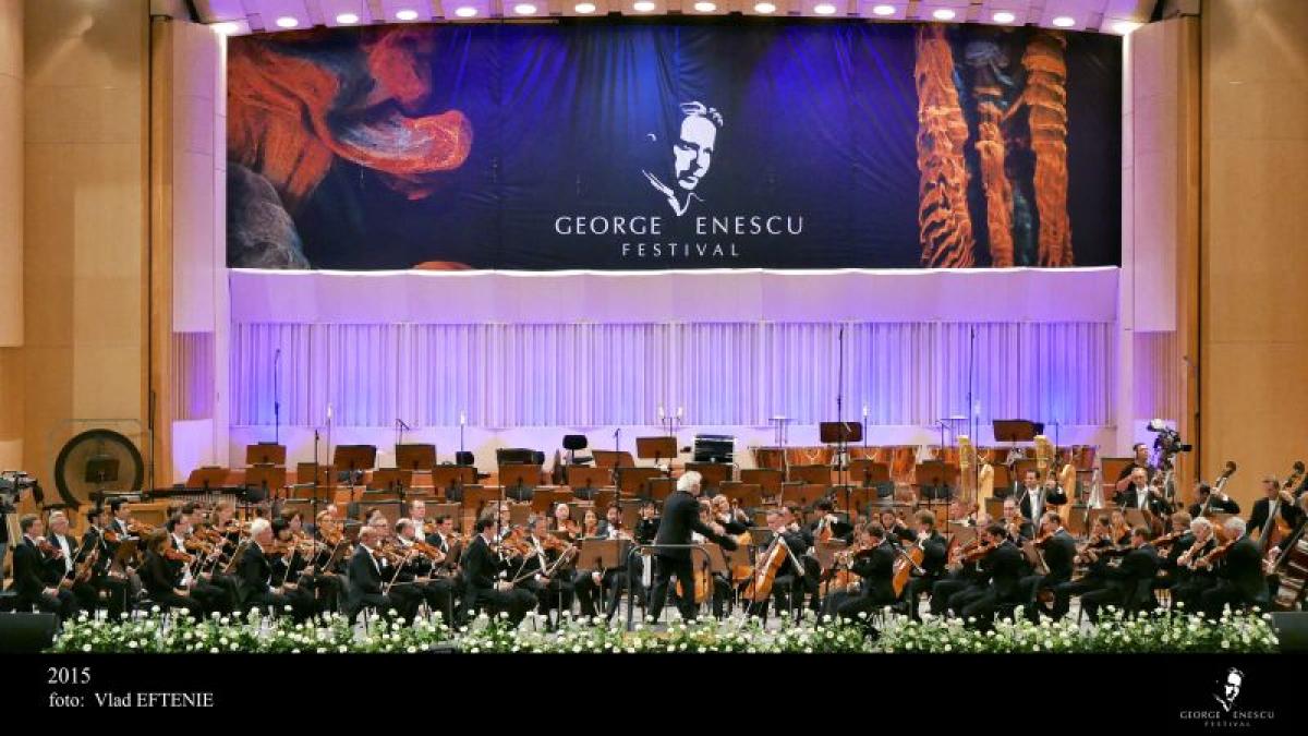 Orchestra Filarmonicii din Berlin pe scena Festivalului Enescu 2015.jpg