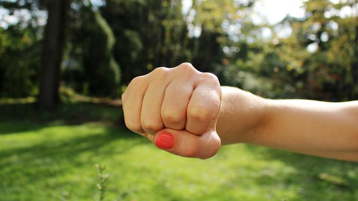 fist-bump-1195446_640.jpg