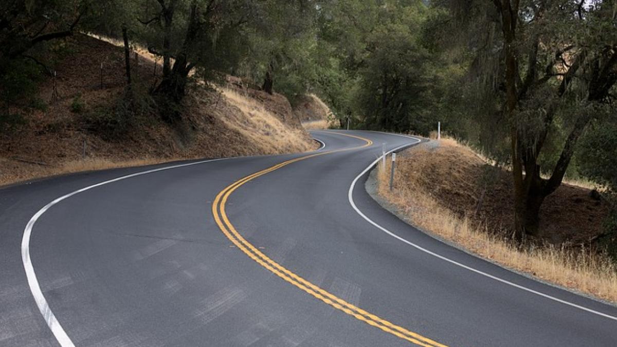 winding-road-553481_640.jpg