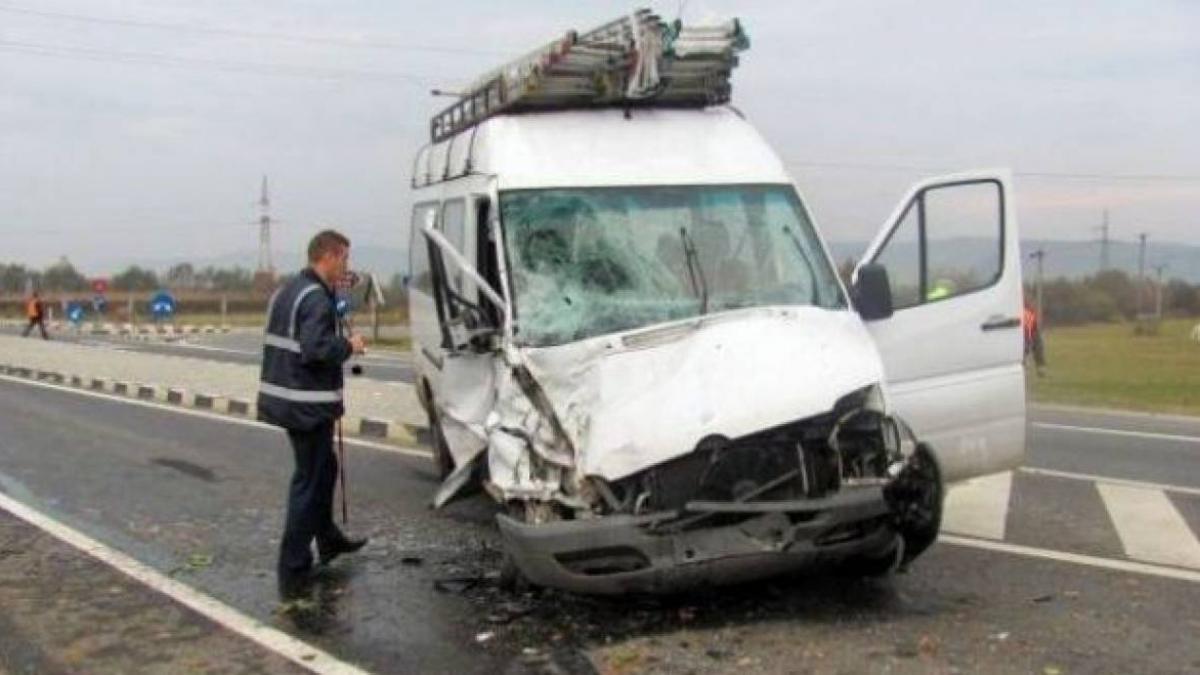 accident-intre-un-microbuz-si-un-tir-unj-mort-si-trei-raniti-12577.jpg