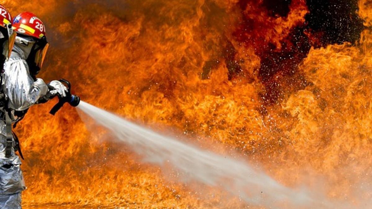 Alertă în această dimineaţă în Capitală - mașini incendiate în parcare