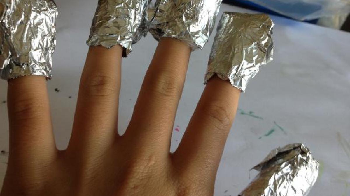 Remove-Glitter-NailPaint-By-Covering-With-Aluminium-Foil.jpg