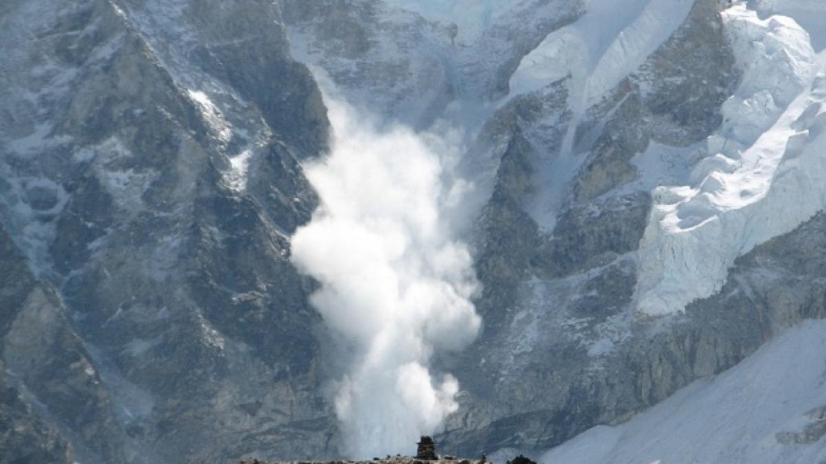 sapte-avalanse-s-au-produs-in-masivul-bucegi-in-doar-cateva-ore-gradul-de-risc-este-la-nivelul-maxim-371294.jpg