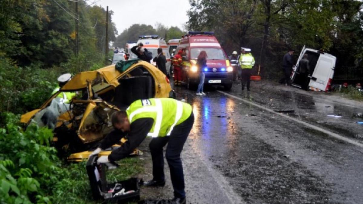 accident-cu-un-microbuz-pe-dn6-sase-persoane-au-ajuns-la-spital-370895.jpg