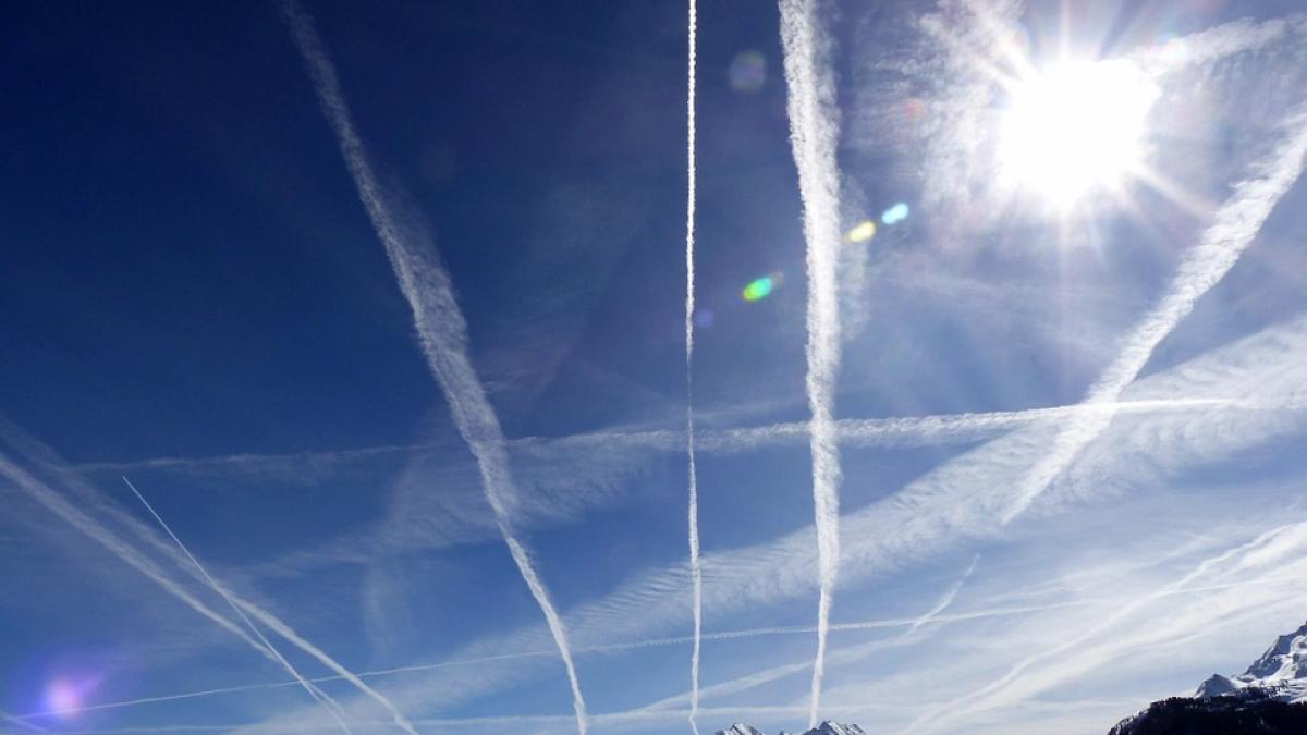 contrail air traffic.jpg