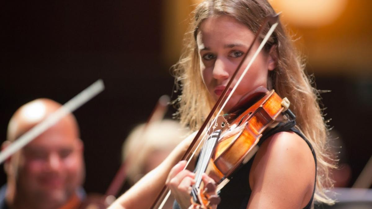 Violonista Anna Tifu va urca pe scena Ateneului Roman in gala de deschidere a Concursului Enescu 2016.jpg