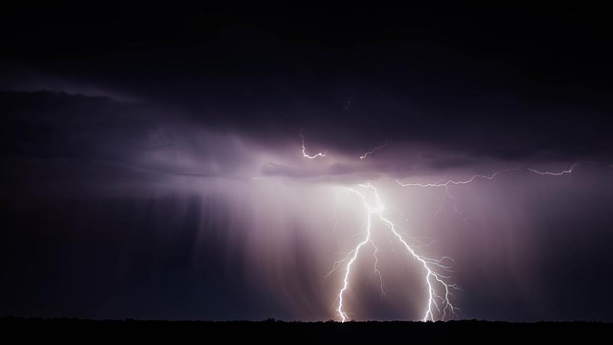 lightning-bolt-768801_640.jpg