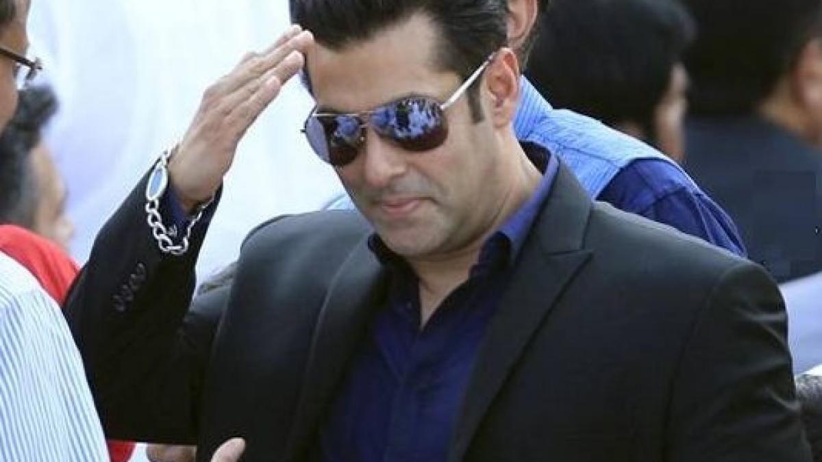 salman-khan-la-un-pas-sa-scape-de-inchisoare-instanta-suprema-ii-suspenda-pedeapsa-la-cinci-ani-306043.jpg