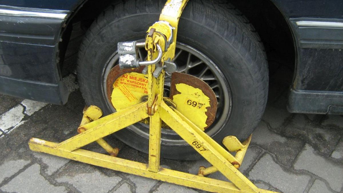 Wheel_clamp_on_Opel_in_Warsaw_2.jpg