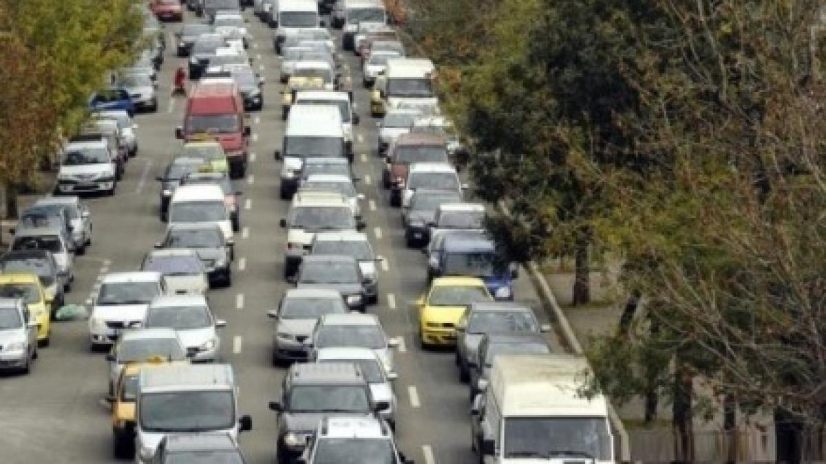 Trafic îngreunat pe Şoseaua Ştefan cel Mare din Capitală din cauza unei surpări în carosabil