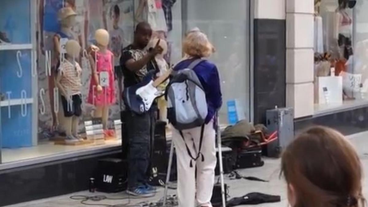 Scousers-reaction-to-this-busker-being-hassled-is-priceless.jpg