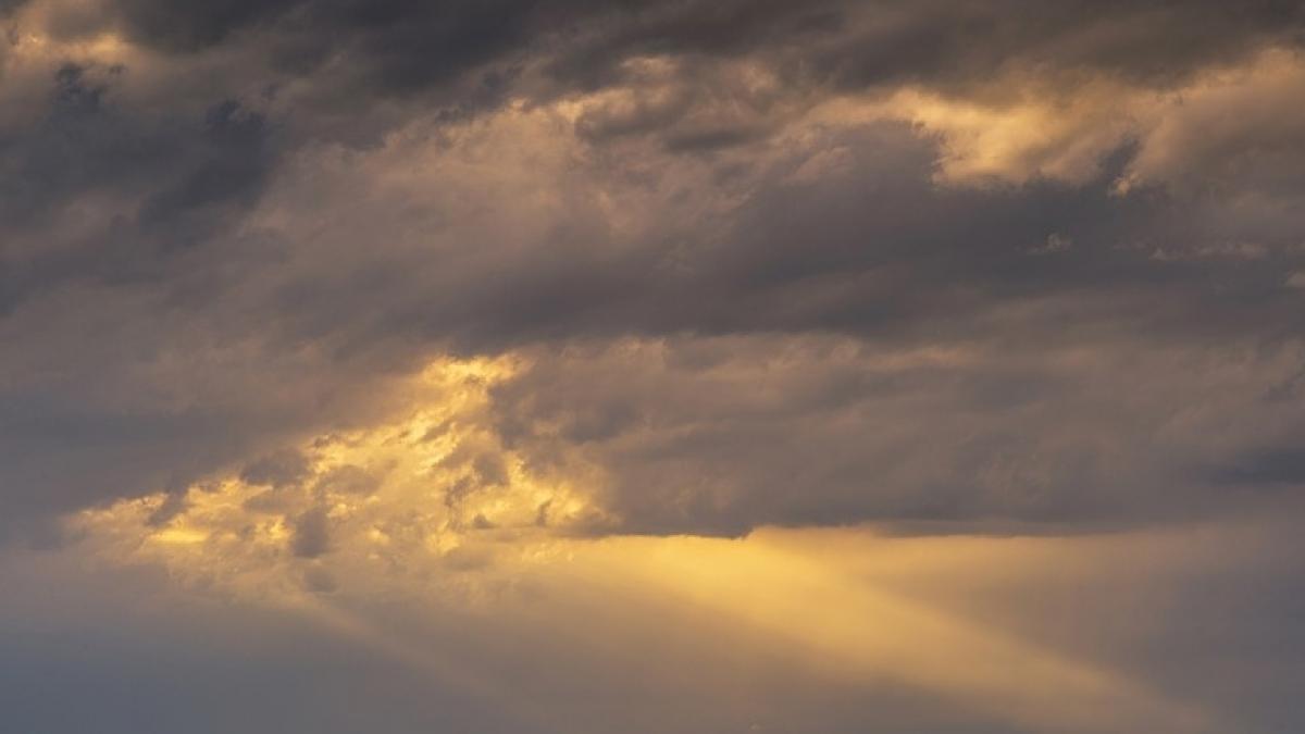 ALERTĂ METEO. Cod portocaliu de vijelii şi grindină