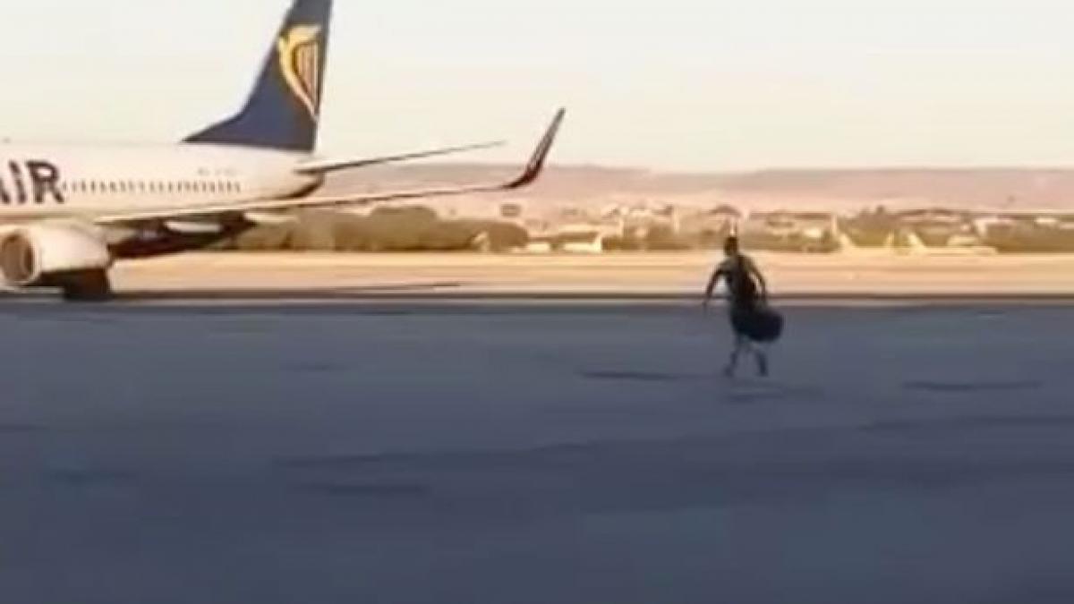 Man-runs-across-runway-with-bags-to-catch-missed-Ryanair-flight.jpg