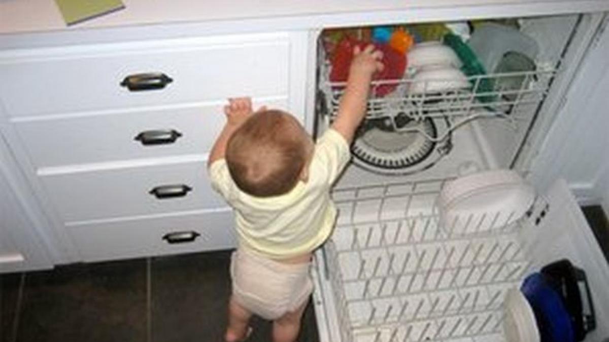 dishwasher hazard for kids - baby proofing tips.jpg