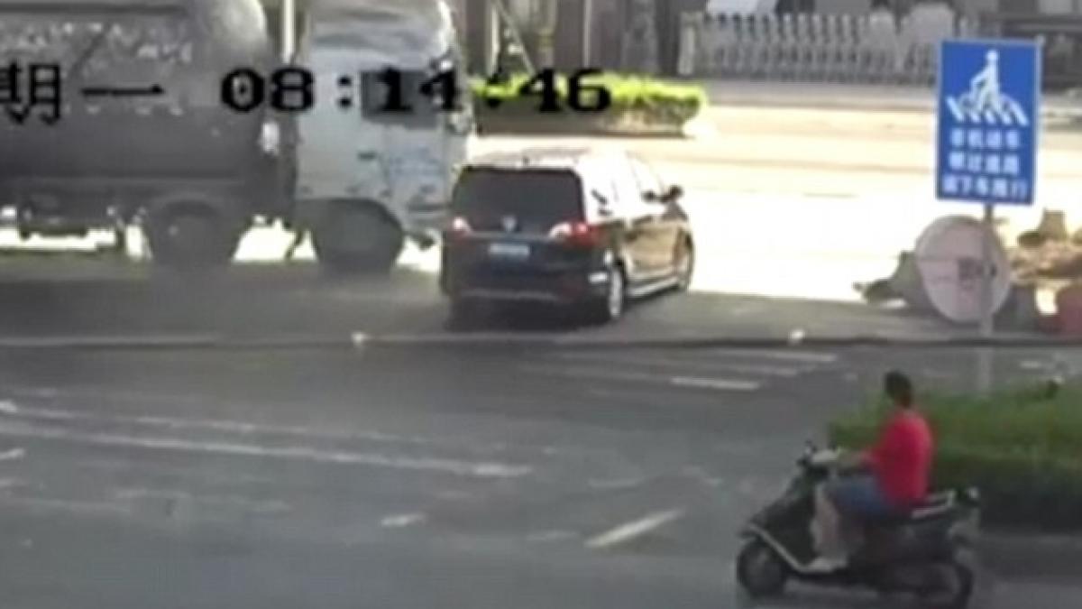 Accident înfiorător! Momentul în care o mașină este strivită de un camion cu ciment