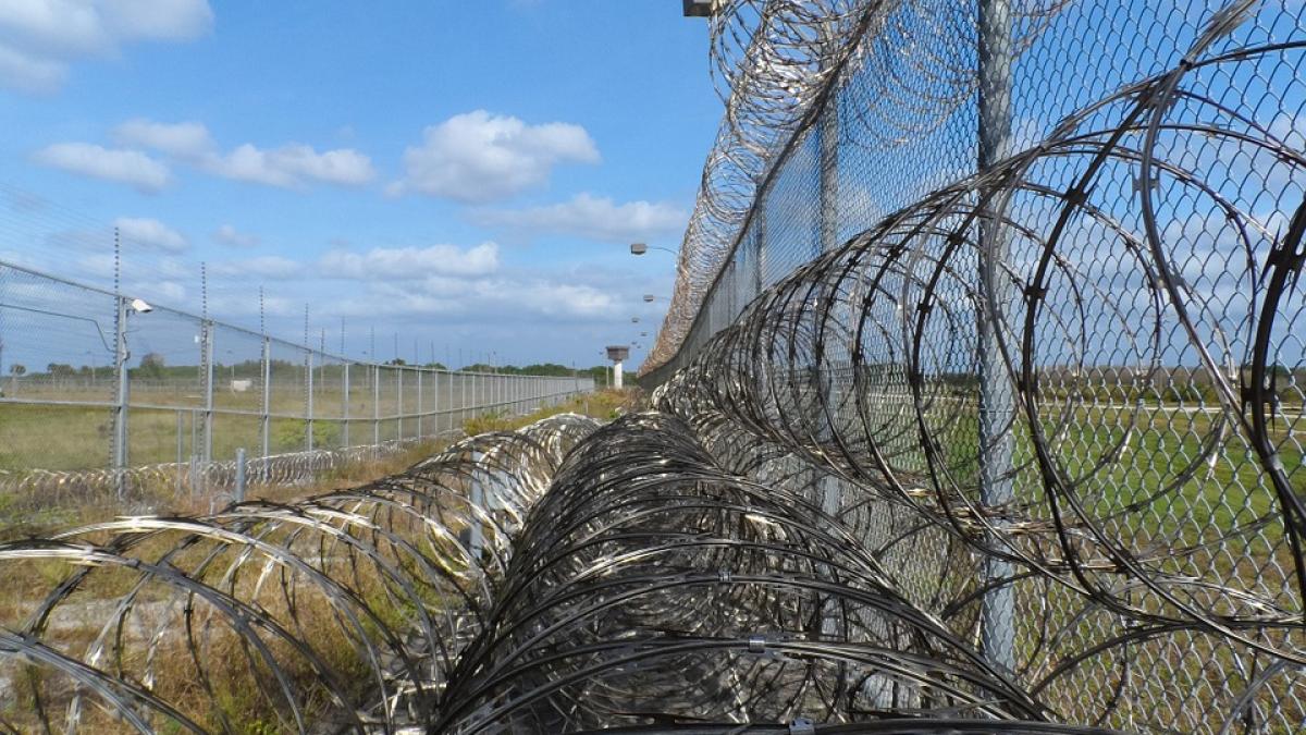 prison-fence-218459_960_720.jpg