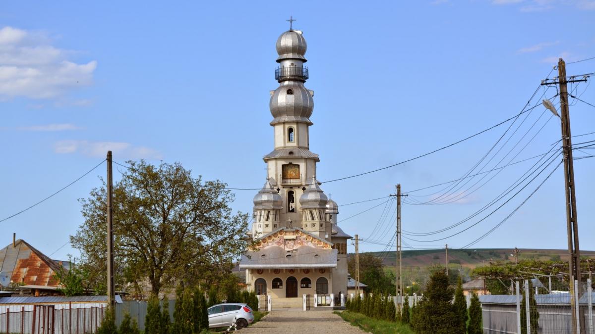 ''Minunea'' de la Podoleni. Biserica la care te închini vrei, nu vrei