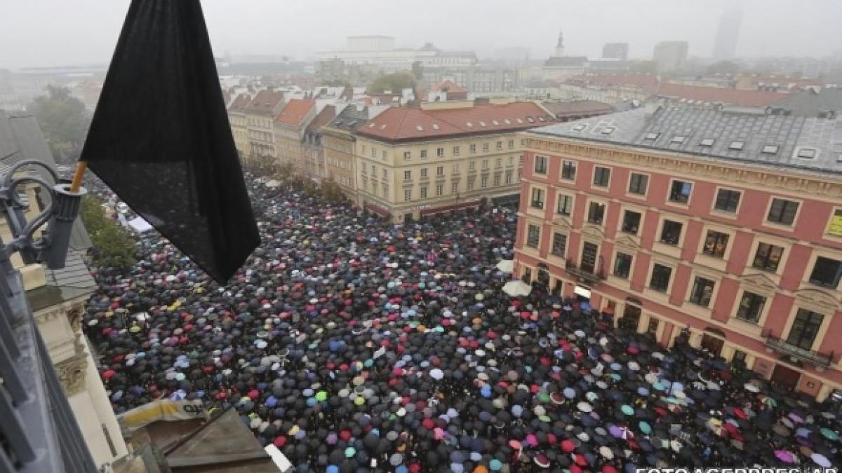 manifestatie-in-negru-impotriva-interzicerii-totale-a-avortului-in-polonia-408918.jpg