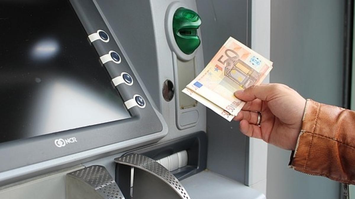 Când îşi vor primi românii salariile în euro. Ultimul termen pentru intrarea României în zona euro