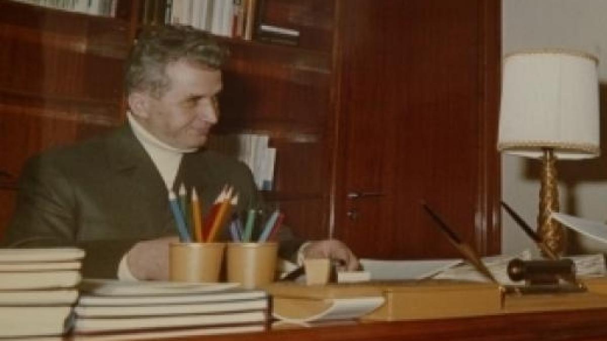 Ceauşescu - poetul. Cum sună poezia scrisă chiar cu mâna lui de fostul dictator 